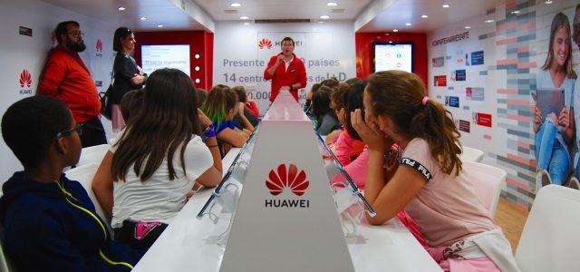 Benlloch anuncia un observatori sobre el bon ús de les TIC durant la visita de l’aula mòbil de Huawei