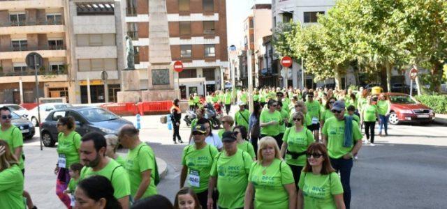 Centenars de vila-realencs mostren la seua presència i solidaritat en la marxa contra el càncer