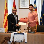 La corporació rep amb honors al ciclista Sebastián Mora, medalla d’or al campionat d’Europa 