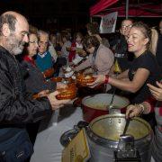 Centenars de vila-realencs degusten l’olleta de la Plana que beneficia enguany a Càritas 