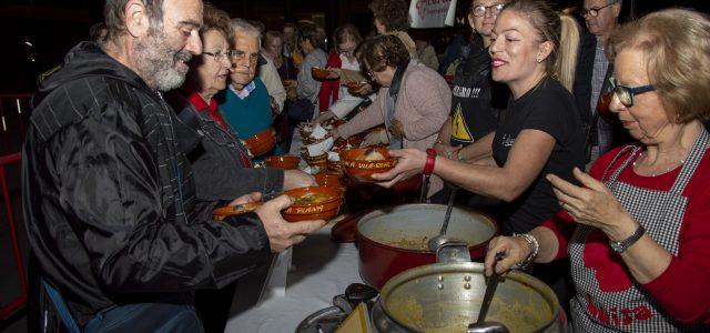 Centenars de vila-realencs degusten l’olleta de la Plana que beneficia enguany a Càritas 