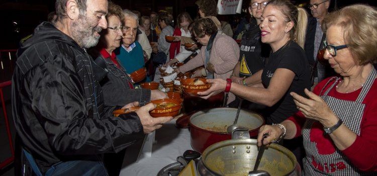 Centenars de vila-realencs degusten l’olleta de la Plana que beneficia enguany a Càritas 