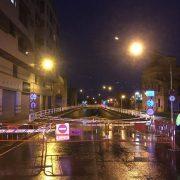 Les pluges no donen treva durant la nit i el pas del carrer Furs de València es tallat al trànsit