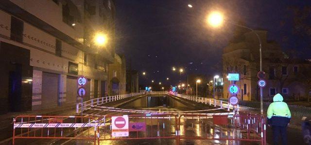 Les pluges no donen treva durant la nit i el pas del carrer Furs de València es tallat al trànsit
