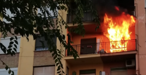 Mor un gos en un espectacular incendi en el tercer pis d’un habitatge a Vila-real