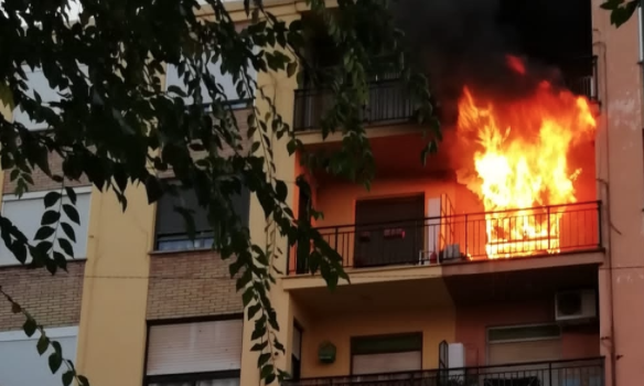 Mor un gos en un espectacular incendi en el tercer pis d’un habitatge a Vila-real