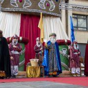 Els Missatgers Reials fan una parada en la plaça Major per a recollir les cartes a Ses Majestats d’Orient