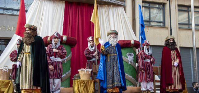 Els Missatgers Reials fan una parada en la plaça Major per a recollir les cartes a Ses Majestats d’Orient