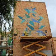 Una intervenció artística substitueix la placa franquista d’un grup d’habitatges al Barranquet