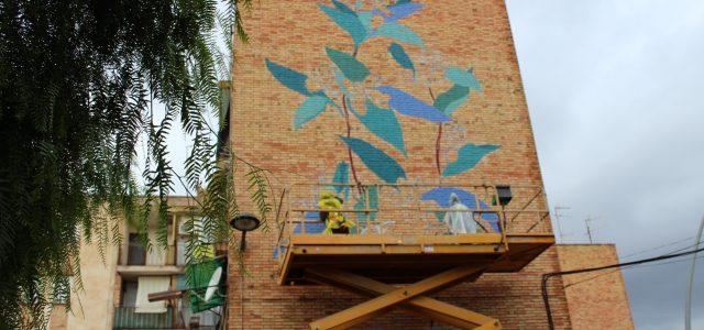 Una intervenció artística substitueix la placa franquista d’un grup d’habitatges al Barranquet