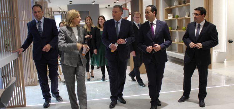 El PP de Vila-real visita la Mostra Internacional de Porcelanosa amb Héctor Folgado al capdavant