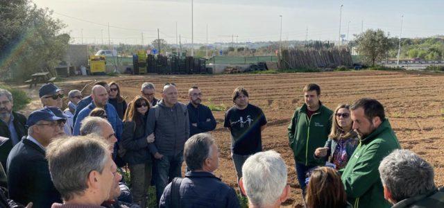 El 8é curs d’agricultura ecològica rep la visita de l’alcalde i el regidor d’Agricultura