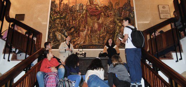 Una trentena d’alumnes de segon d’ESO de l’IES Broch i Llop han visitat l’Ajuntament