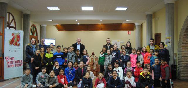 El col·legi Concepción Arenal visita la mostra ‘La ciutat emmurallada’ amb l’alcalde i la regidora de Tradicions