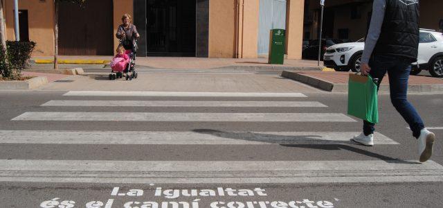 Frases per la igualtat als pasos de vianants de la mà dels escolars de Vila-real 