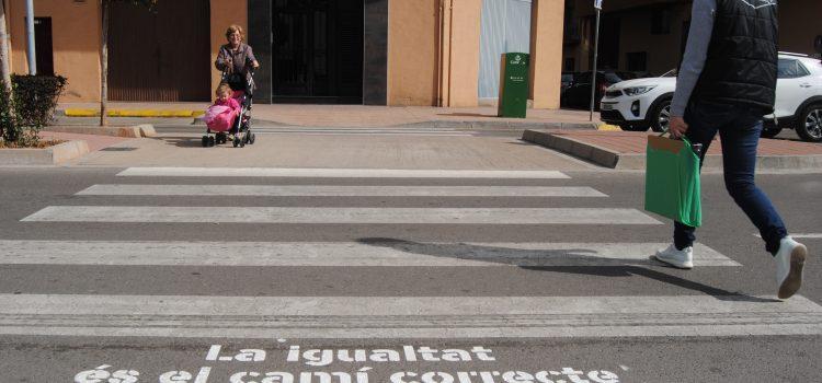 Frases per la igualtat als pasos de vianants de la mà dels escolars de Vila-real 