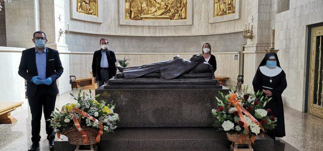 Ofrena de flors a Sant Pasqual el dia que tenien que començar les festes