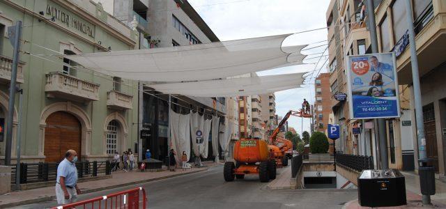 Instal·len en l’avinguda La Murà els tendals per a protegir del sol durant els mesos de calor