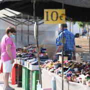 Els venedors del Mercat Ambulant de roba munten el dimecres tot i ser festiu