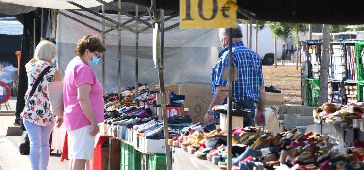 Els venedors del Mercat Ambulant de roba munten el dimecres tot i ser festiu