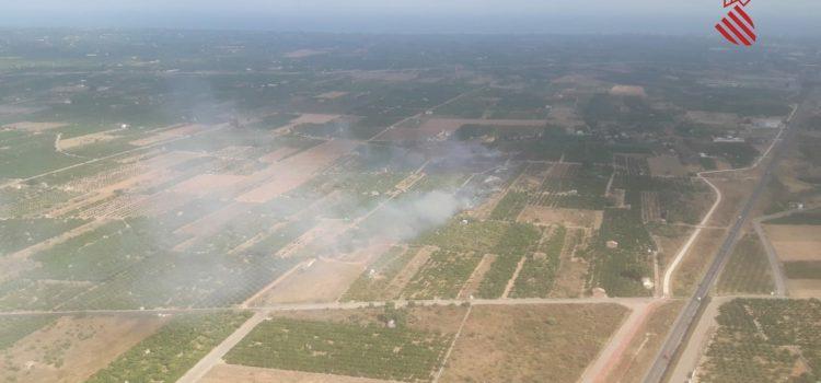 Incendi en una zona de vegetació prop de l’Hospital la Plana