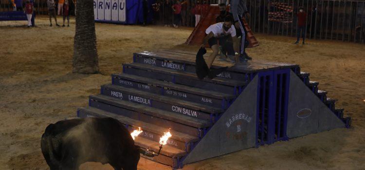 Mitjans de comunicació nacionals es fan ressò de la celebració dels bous “sense distància” a la plaça portàtil