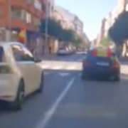 Una ‘improvisada’ marxa de vehicles travessa els carrers de la ciutat pel Dia de la Hispanitat