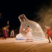 Xarxa Teatre sensibilitza sobre l’impacte dels residus plàstics en el mar amb una espectacular ‘performance’