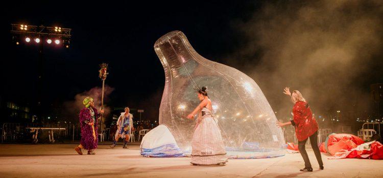 Xarxa Teatre sensibilitza sobre l’impacte dels residus plàstics en el mar amb una espectacular ‘performance’