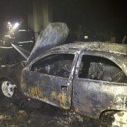 Un incendi en un taller de vehicles calcina un cotxe i diverses estàncies