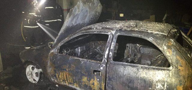 Un incendi en un taller de vehicles calcina un cotxe i diverses estàncies