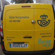 Correos dota a la unitat de repartiment de Vila-real de tres furgonetes elèctriques en substitució dels vehicles de combustió