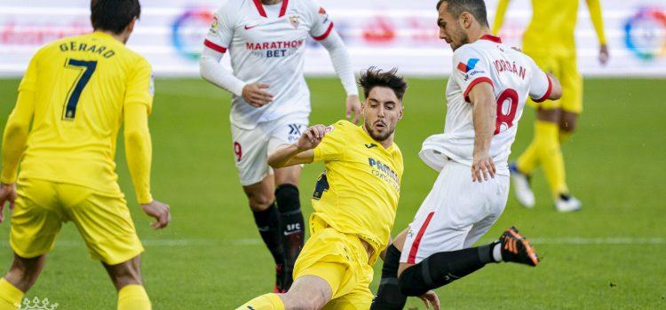 Un polèmic penal en contra encarrila la derrota del Villarreal davant el Sevilla (2-0)