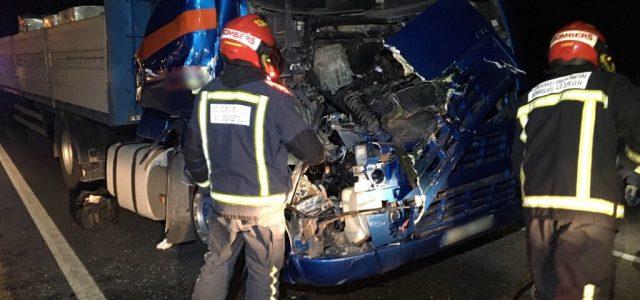 Accident de trànsit entre dos camions amb persones atrapades en la N-340