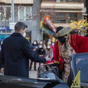 Portals, finestres i balcons plens per a rebre als Reis Mags en una exitosa desfilada