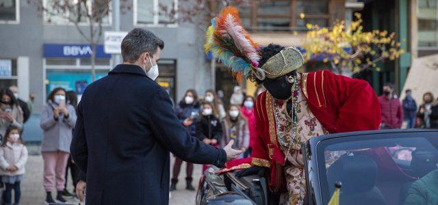 Portals, finestres i balcons plens per a rebre als Reis Mags en una exitosa desfilada