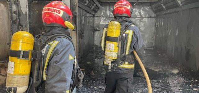 Incendi en Vila-real en un taller de cotxes que deixa tres treballadors ferits