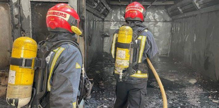 Incendi en Vila-real en un taller de cotxes que deixa tres treballadors ferits