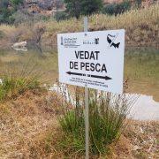 Conclou la instal·lació dels senyals que avisen dels vedats de pesca al Millars