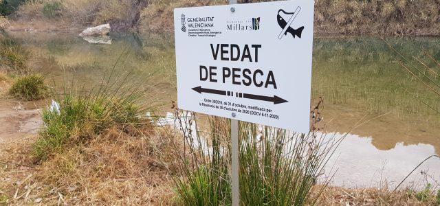 Conclou la instal·lació dels senyals que avisen dels vedats de pesca al Millars