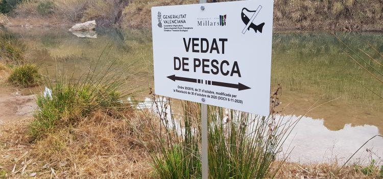 Conclou la instal·lació dels senyals que avisen dels vedats de pesca al Millars