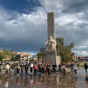 Alumnes d’una desena de centres lligen la Carta Pobla davant l’escultura de Jaume I