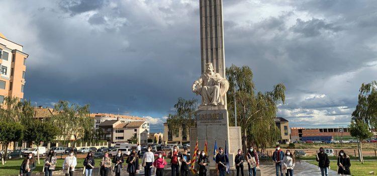 Alumnes d’una desena de centres lligen la Carta Pobla davant l’escultura de Jaume I