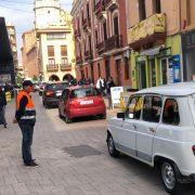 Hostalers, llauradors i subministradors protesten en una caravana de cent vehicles pels principals carrers