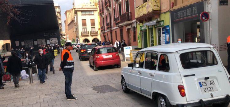 Hostalers, llauradors i subministradors protesten en una caravana de cent vehicles pels principals carrers