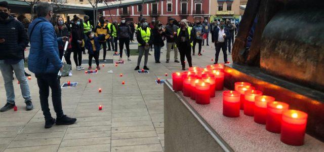 Hostaleria, comerç, centres esportius i llauradors s’uneixen i omplin de ciris la plaça Major