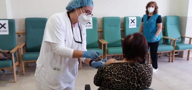 La campanya de vacunació contra la Covid arriba al centre de Dia d’Alzhèimer