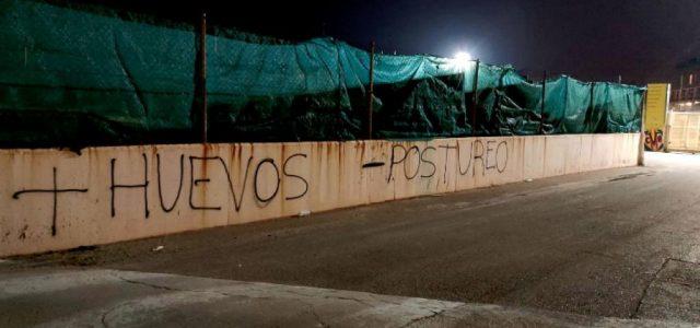 La Ciutat Esportiva del Villarreal matina amb pintades després de la derrota a Mestalla