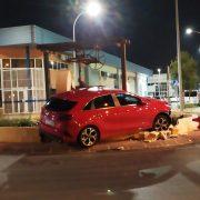 Un vehicle xoca de ple amb una rotonda enfront del parc de la Maiorasga