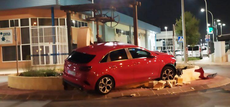 Un vehicle xoca de ple amb una rotonda enfront del parc de la Maiorasga